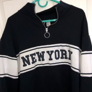 Short New York sweatshirt with low collar